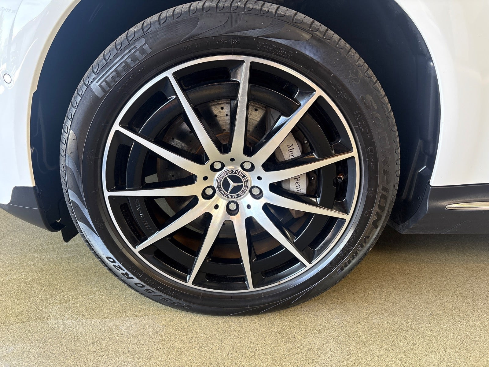 Hvid Mercedes EQC400 fra 2020