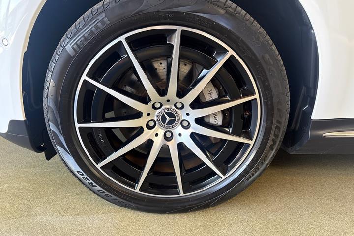 Hvid Mercedes EQC400 fra 2020