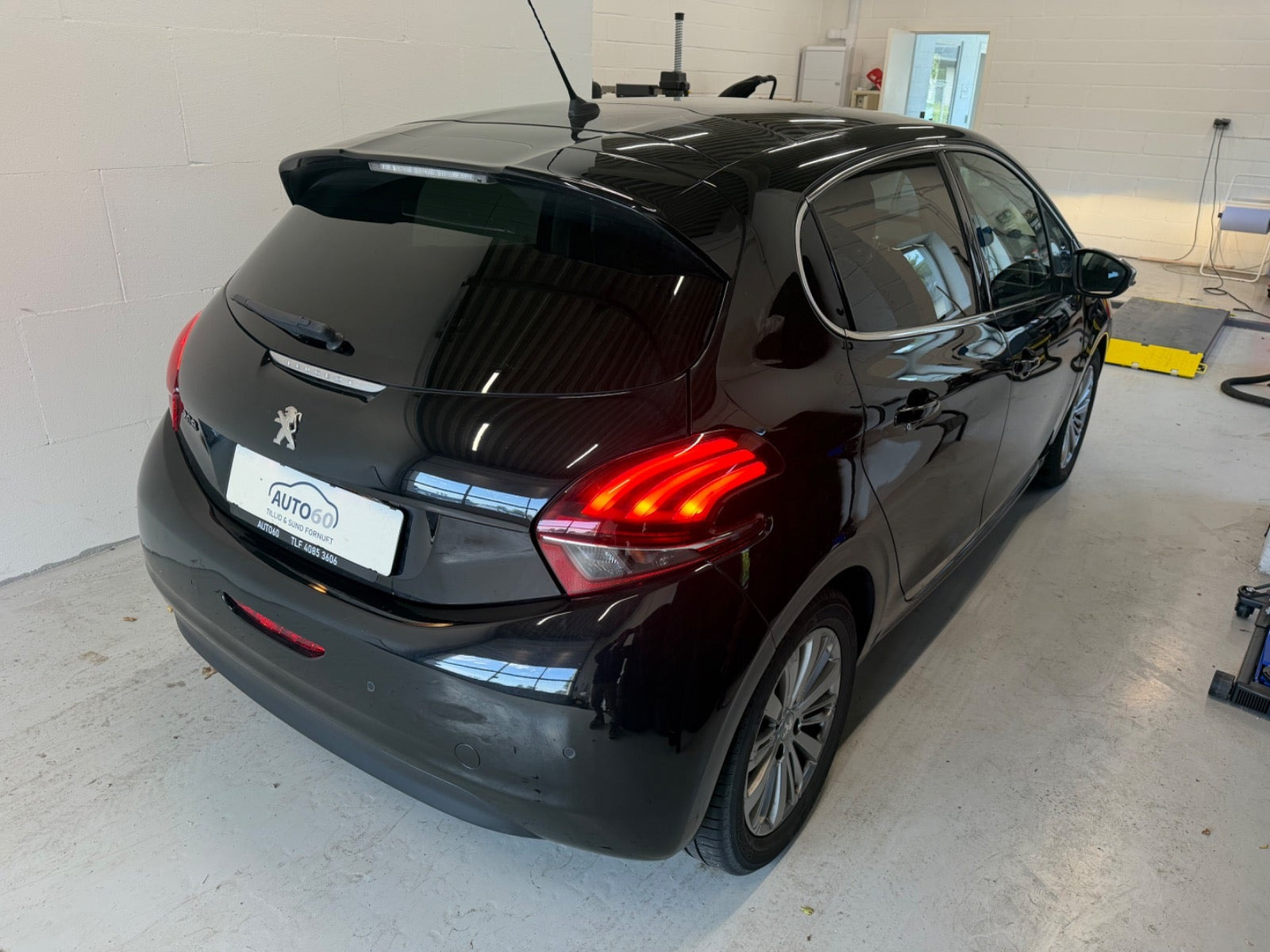 Sort Peugeot 208 fra 2019