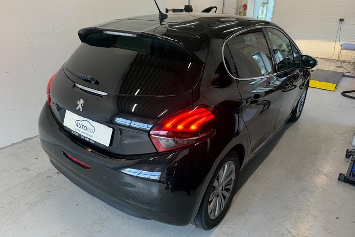 Sort Peugeot 208 fra 2019