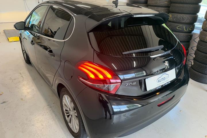 Sort Peugeot 208 fra 2019