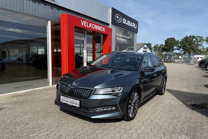 Grå Skoda Superb fra 2020