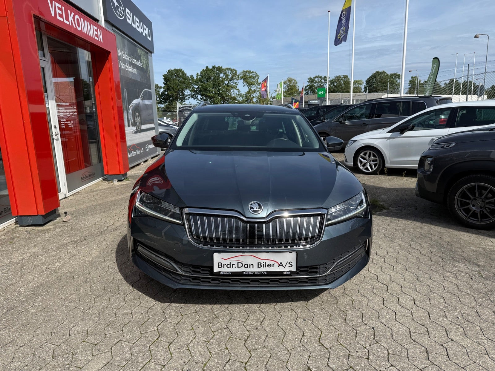 Grå Skoda Superb fra 2020