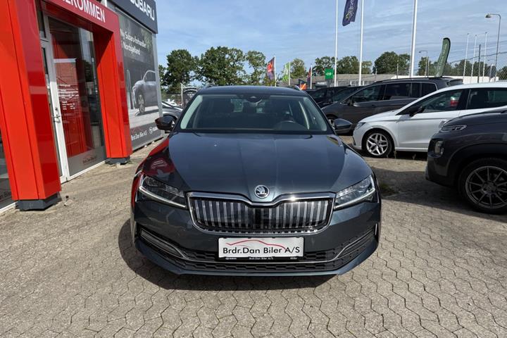 Grå Skoda Superb fra 2020