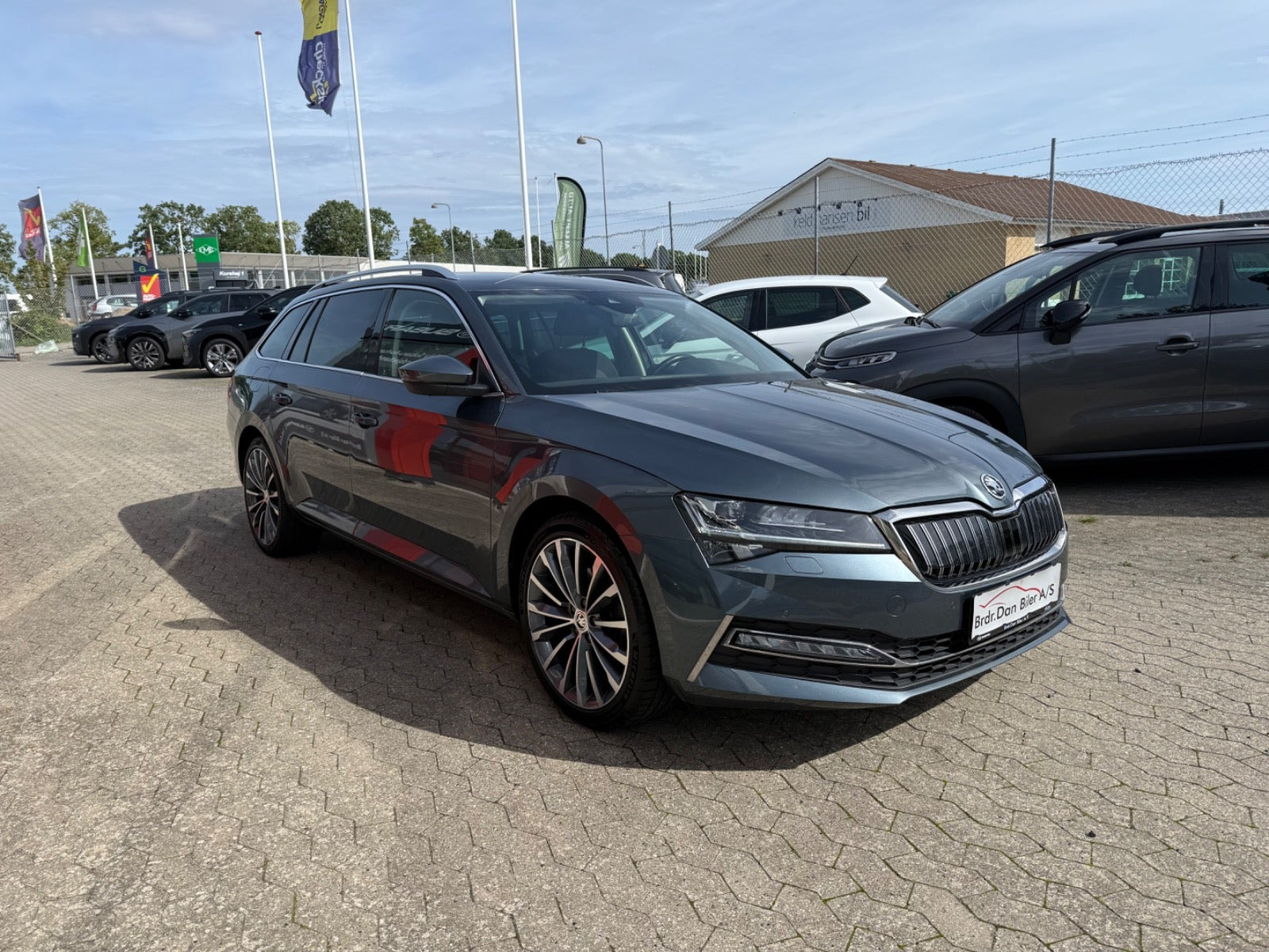 Grå Skoda Superb fra 2020