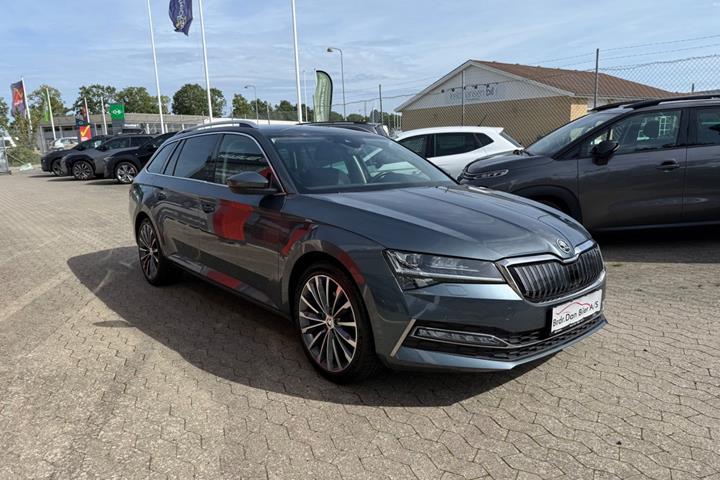 Grå Skoda Superb fra 2020