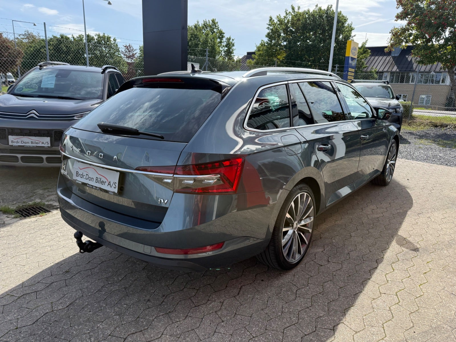Grå Skoda Superb fra 2020
