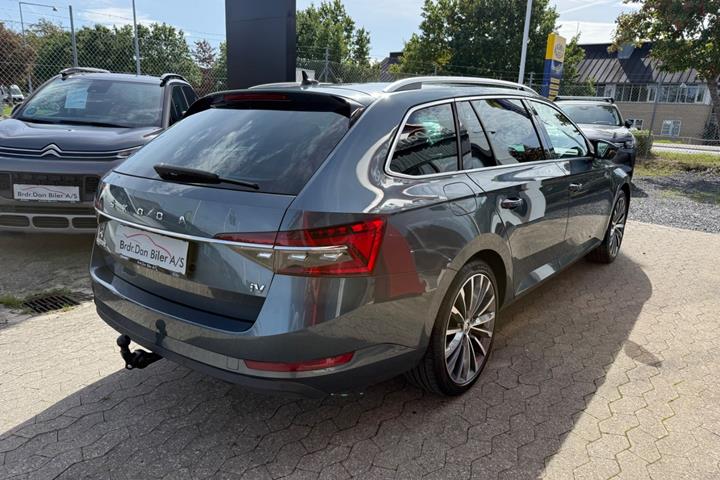 Grå Skoda Superb fra 2020