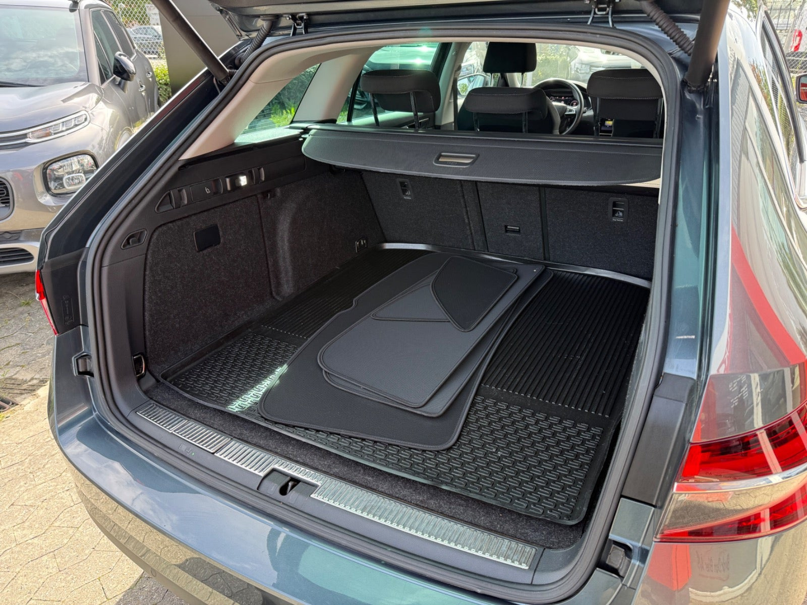 Grå Skoda Superb fra 2020