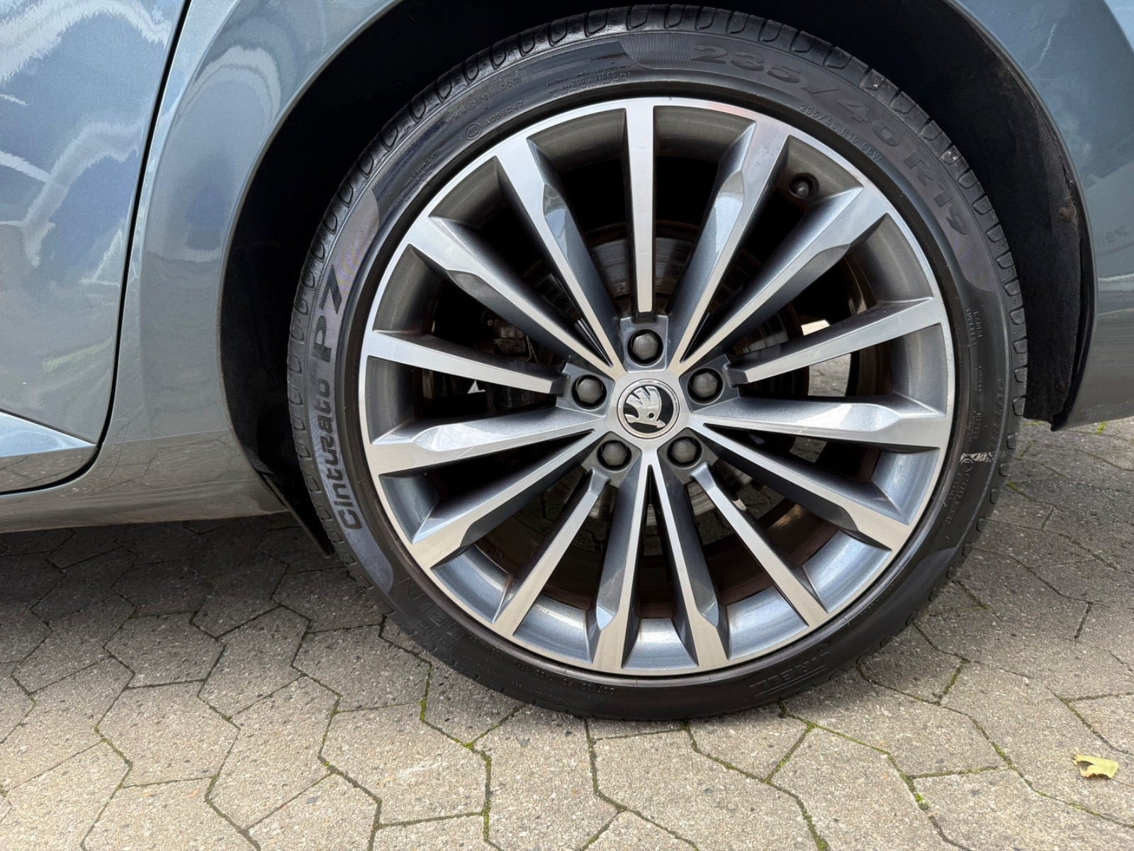 Grå Skoda Superb fra 2020
