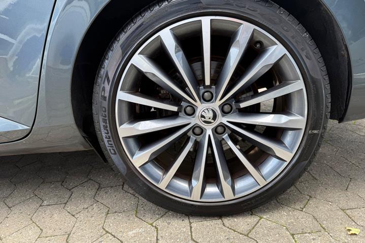 Grå Skoda Superb fra 2020
