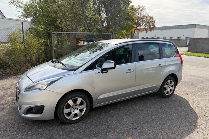 Grøn Peugeot 5008 fra 2015