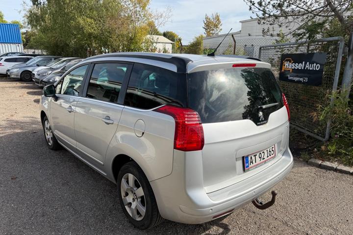 Grøn Peugeot 5008 fra 2015