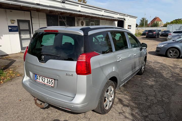 Grøn Peugeot 5008 fra 2015