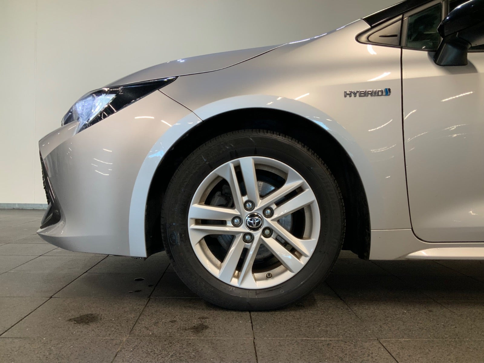 Sølv Toyota Corolla fra 2022