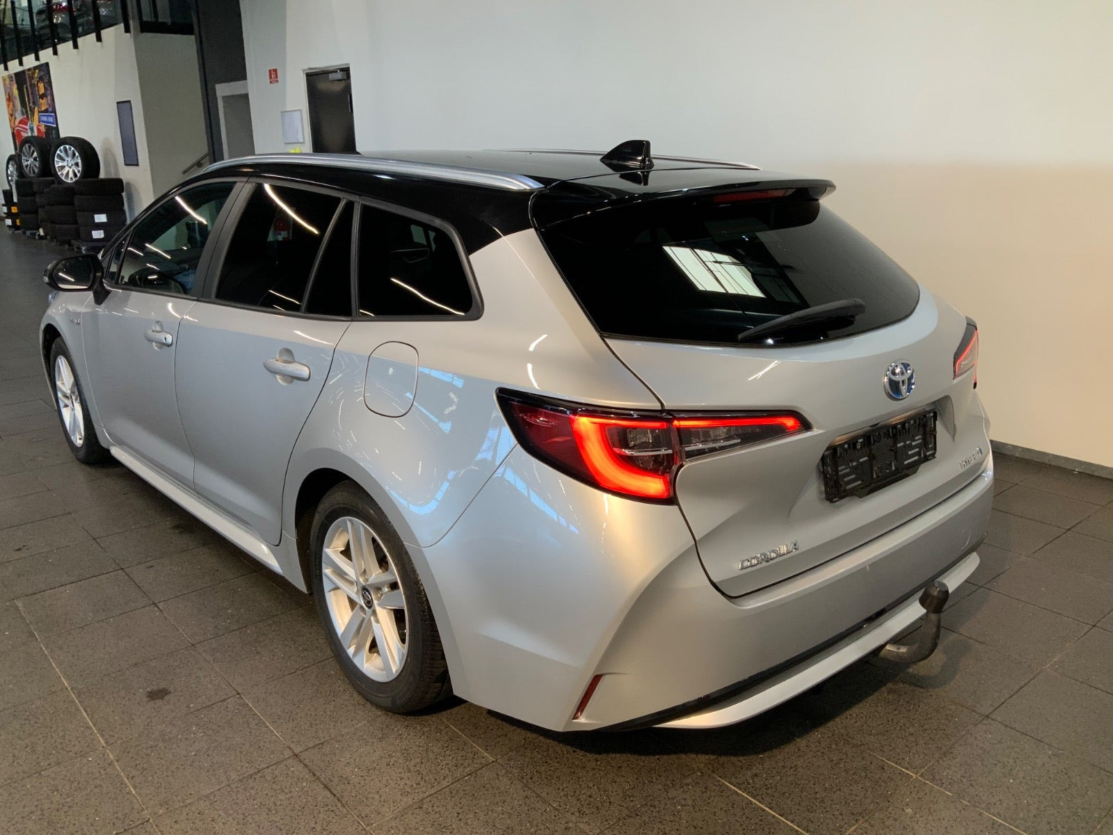 Sølv Toyota Corolla fra 2022