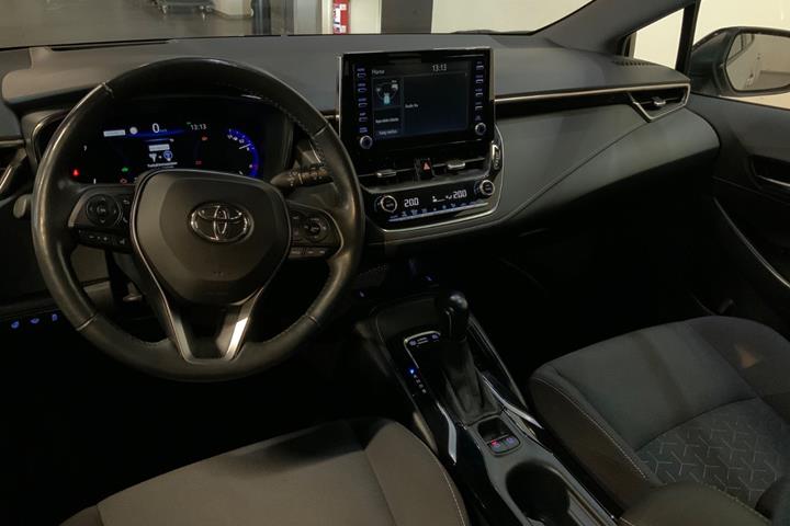 Sølv Toyota Corolla fra 2022