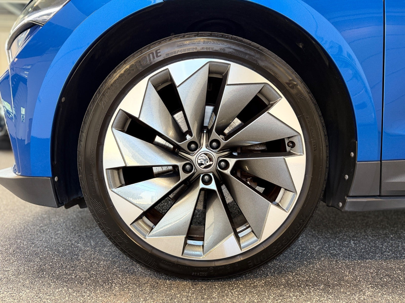 Blå Skoda Enyaq fra 2023