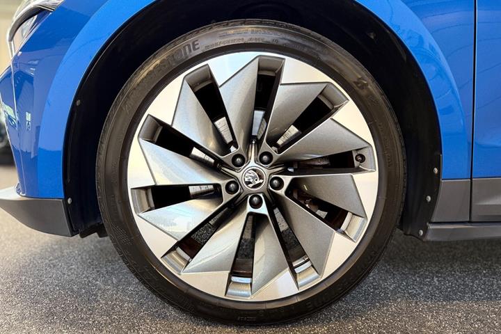 Blå Skoda Enyaq fra 2023