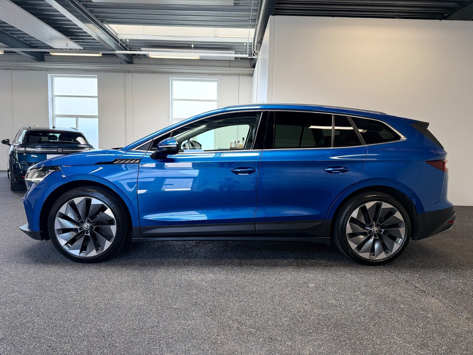Blå Skoda Enyaq fra 2023