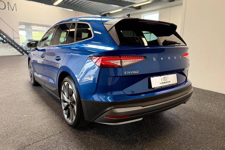 Blå Skoda Enyaq fra 2023