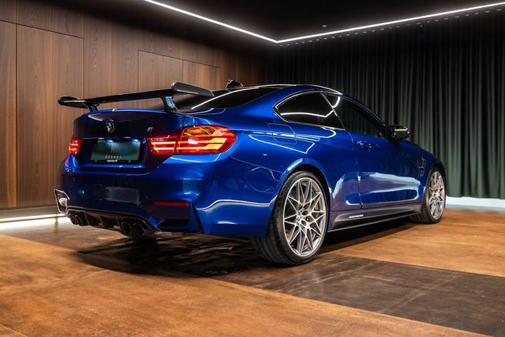 Blå BMW M4 fra 2016