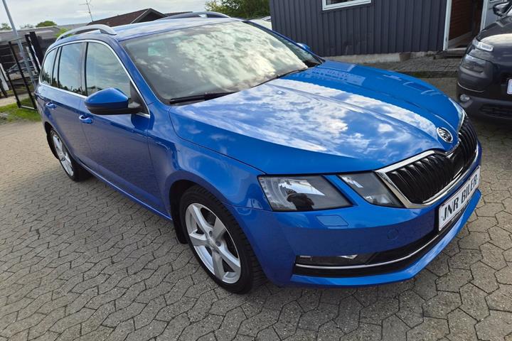 Blå Skoda Octavia fra 2018