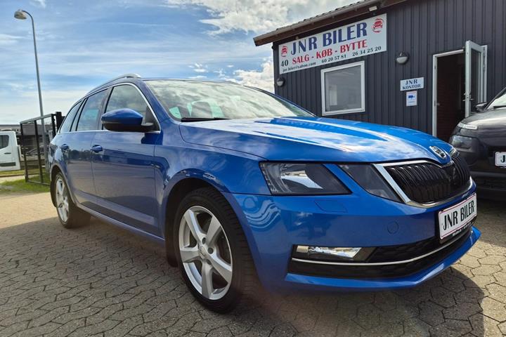 Blå Skoda Octavia fra 2018