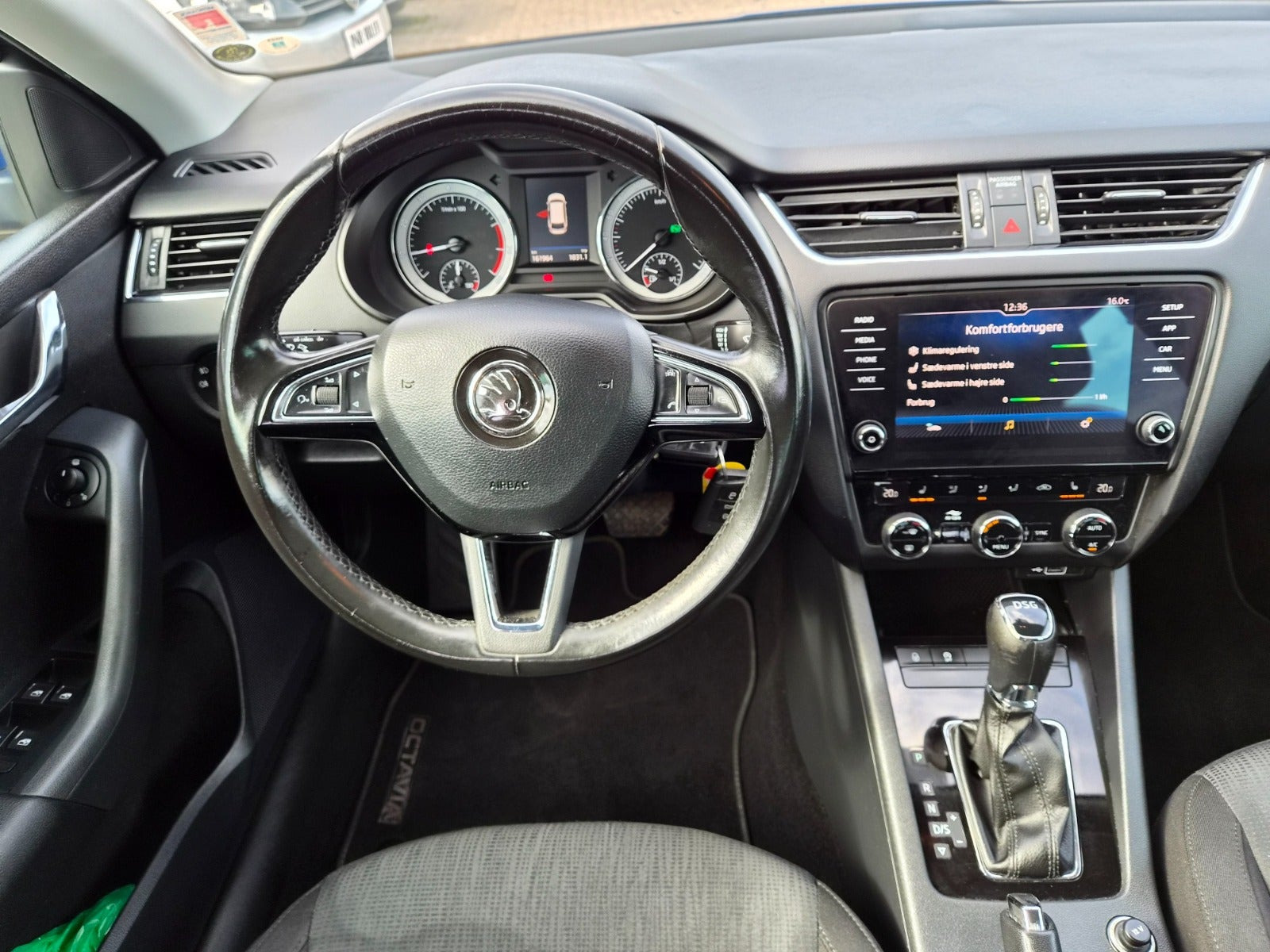 Blå Skoda Octavia fra 2018