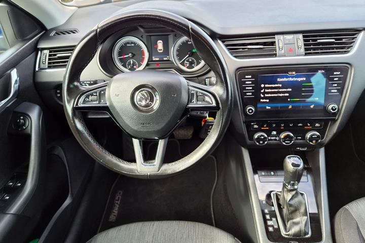 Blå Skoda Octavia fra 2018