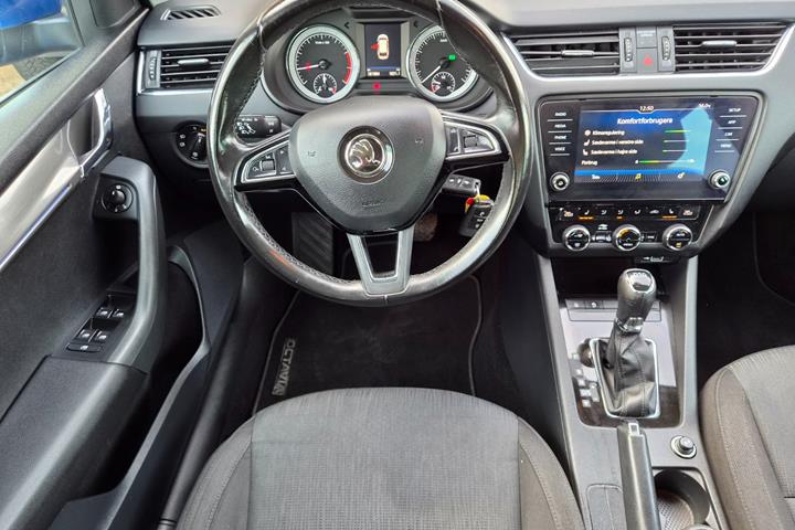 Blå Skoda Octavia fra 2018