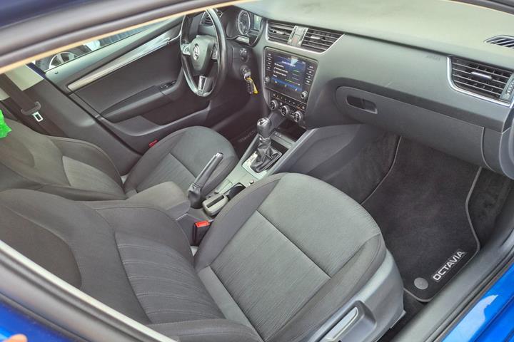 Blå Skoda Octavia fra 2018
