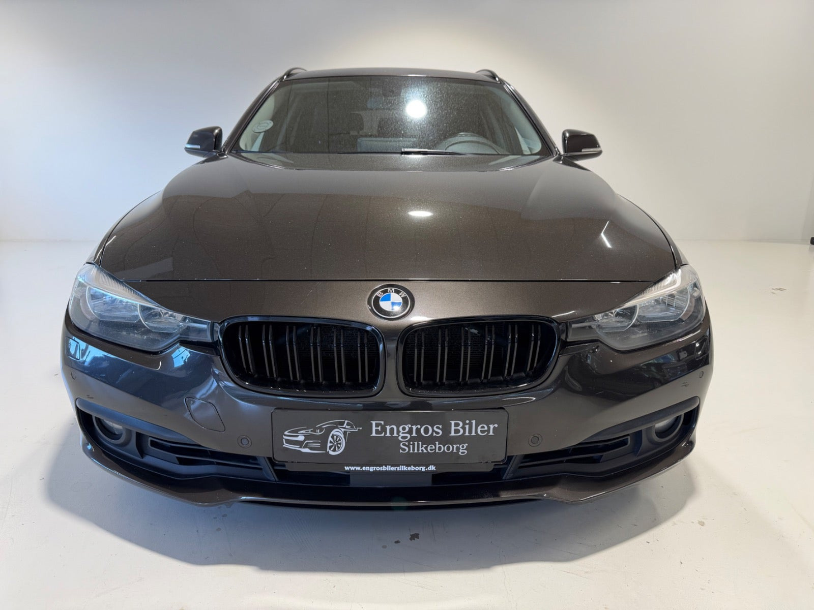 Brun BMW 320i fra 2017