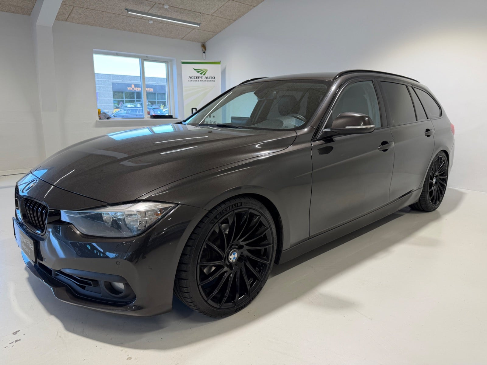 Brun BMW 320i fra 2017