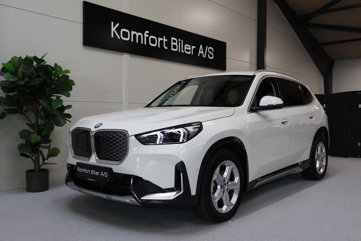 Hvid BMW iX1 fra 2025