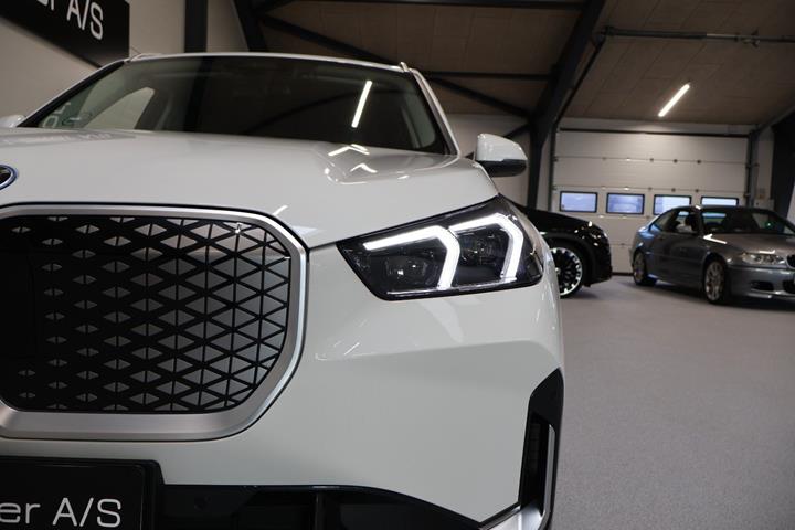 Hvid BMW iX1 fra 2025