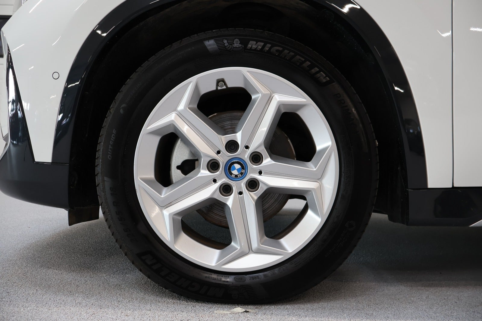 Hvid BMW iX1 fra 2025