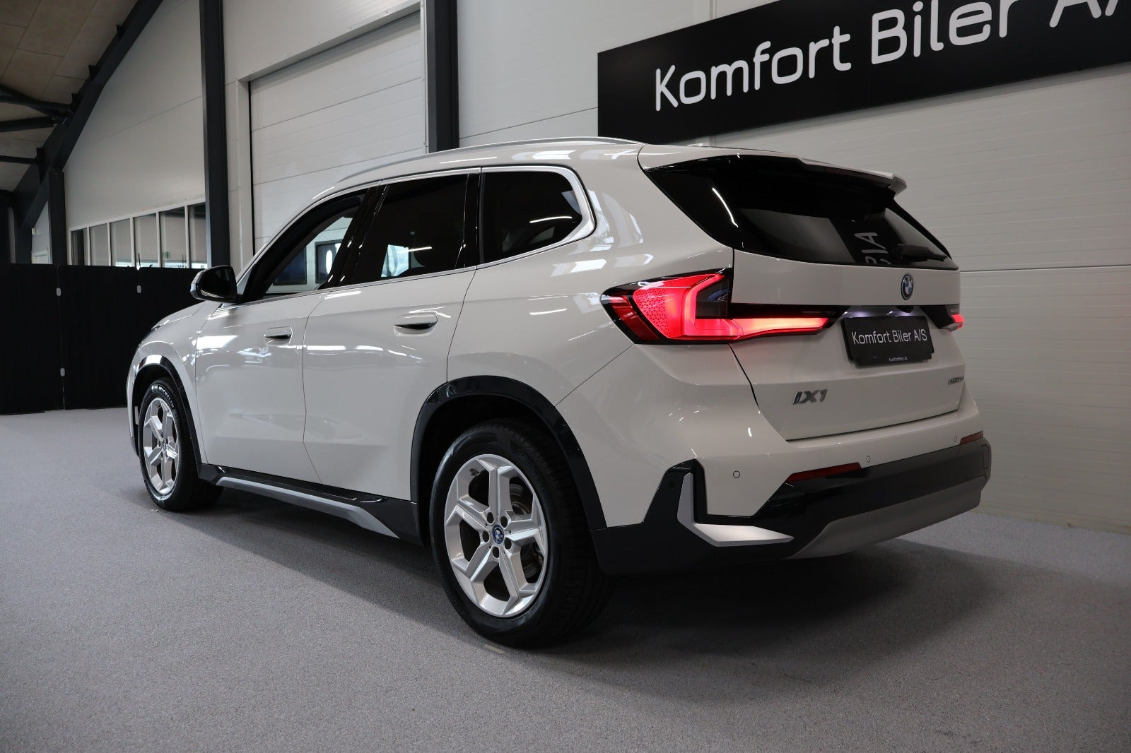 Hvid BMW iX1 fra 2025