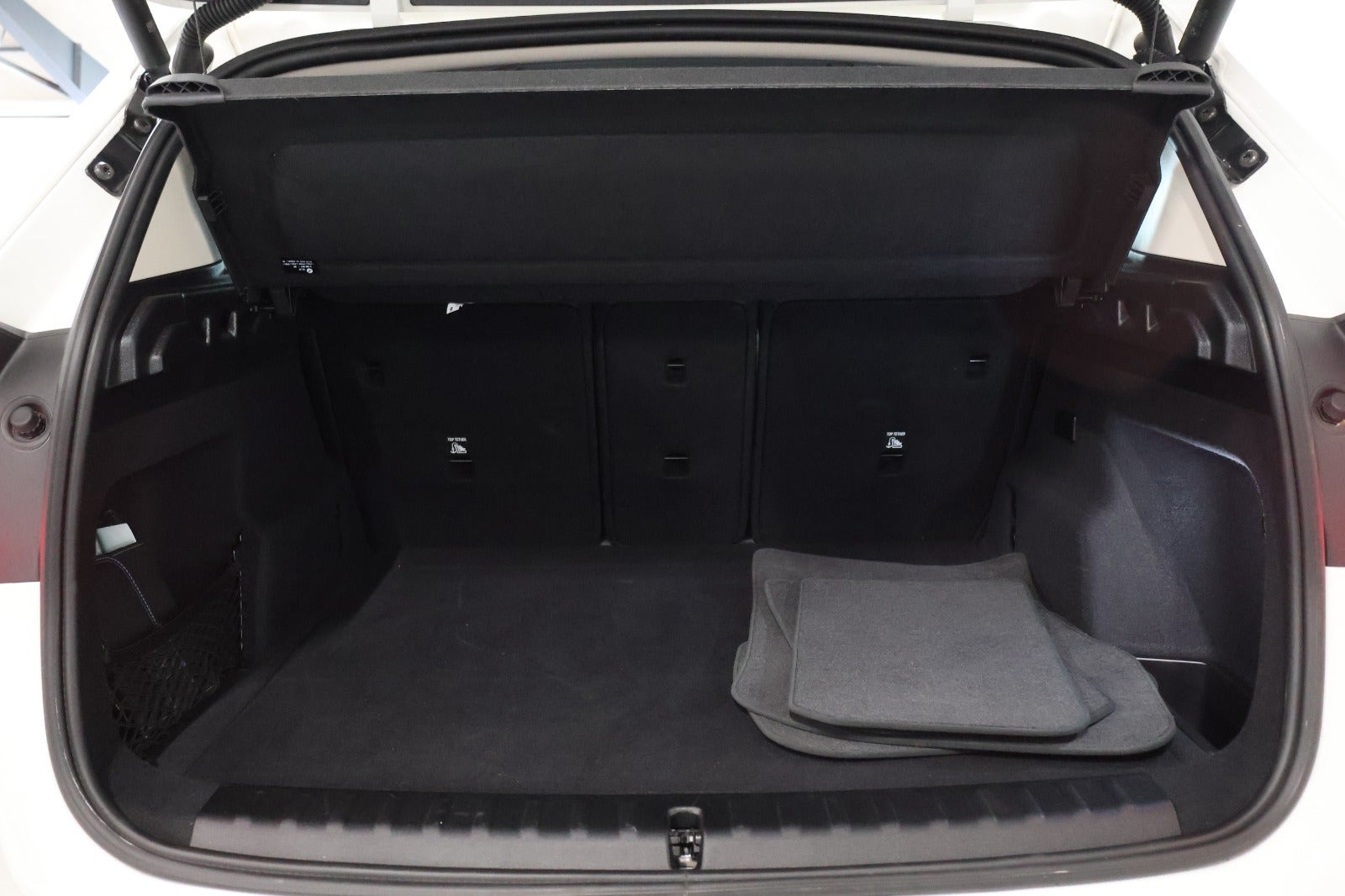 Hvid BMW iX1 fra 2025