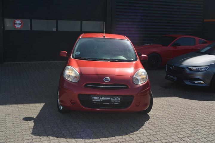 Rød Nissan Micra fra 2011