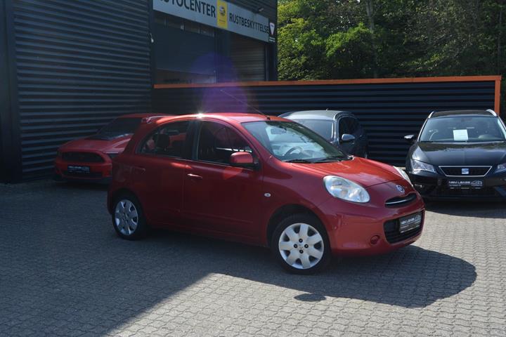 Rød Nissan Micra fra 2011