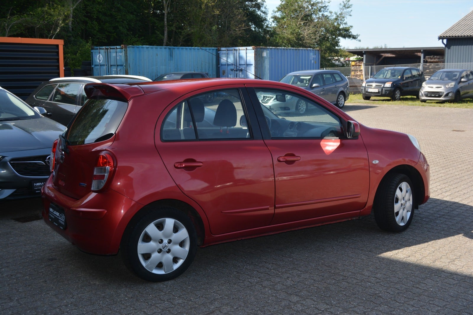 Rød Nissan Micra fra 2011