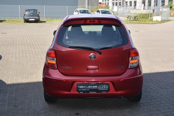 Rød Nissan Micra fra 2011
