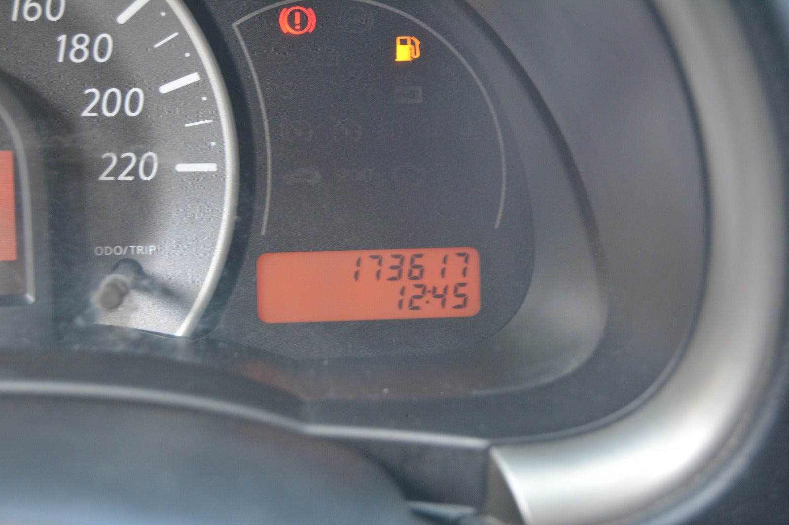 Rød Nissan Micra fra 2011