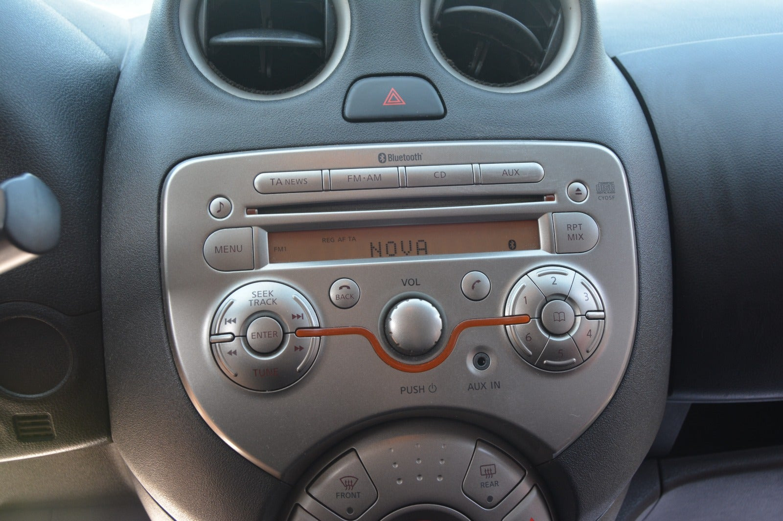 Rød Nissan Micra fra 2011