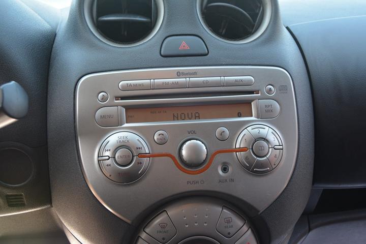 Rød Nissan Micra fra 2011