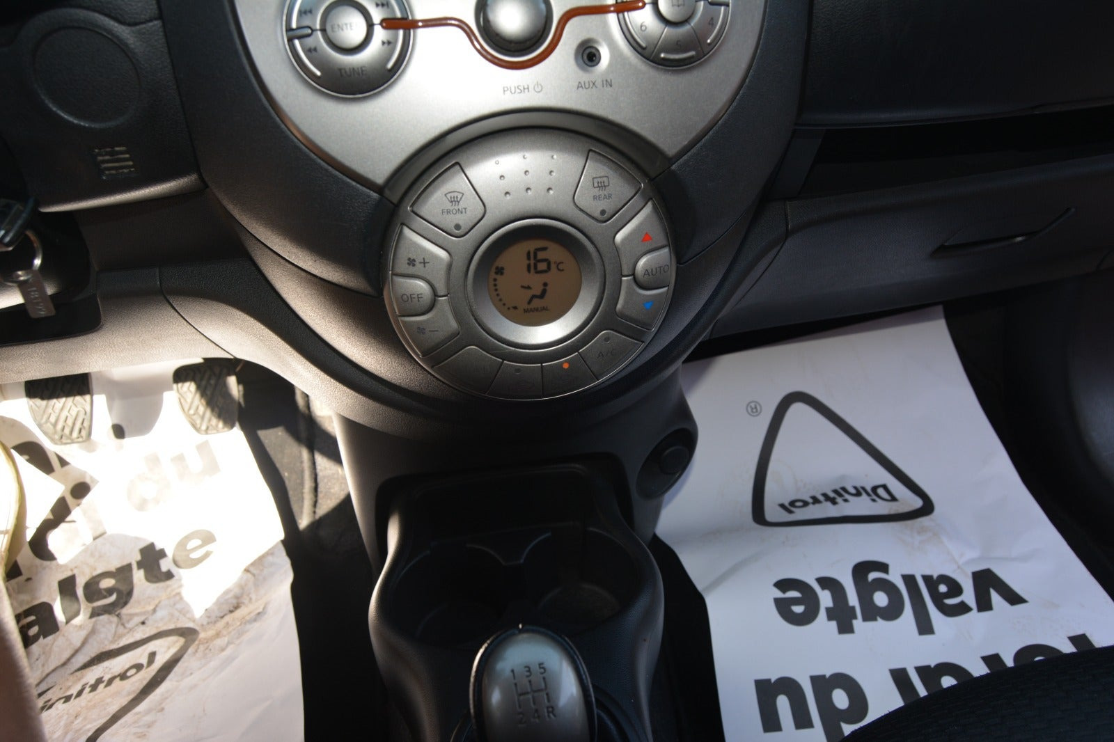 Rød Nissan Micra fra 2011