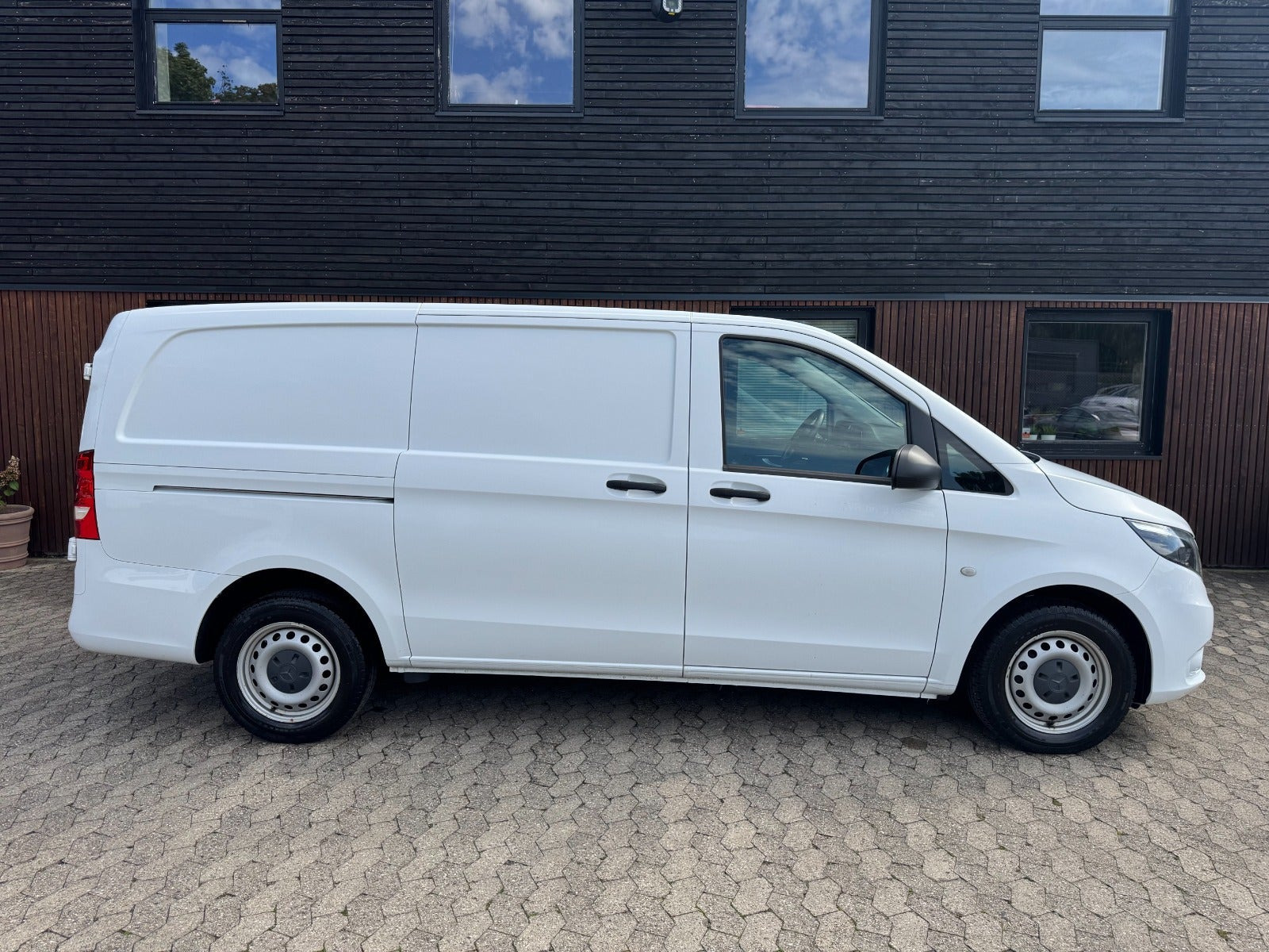 Hvid Mercedes Vito 114 fra 2021