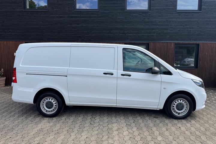 Hvid Mercedes Vito 114 fra 2021