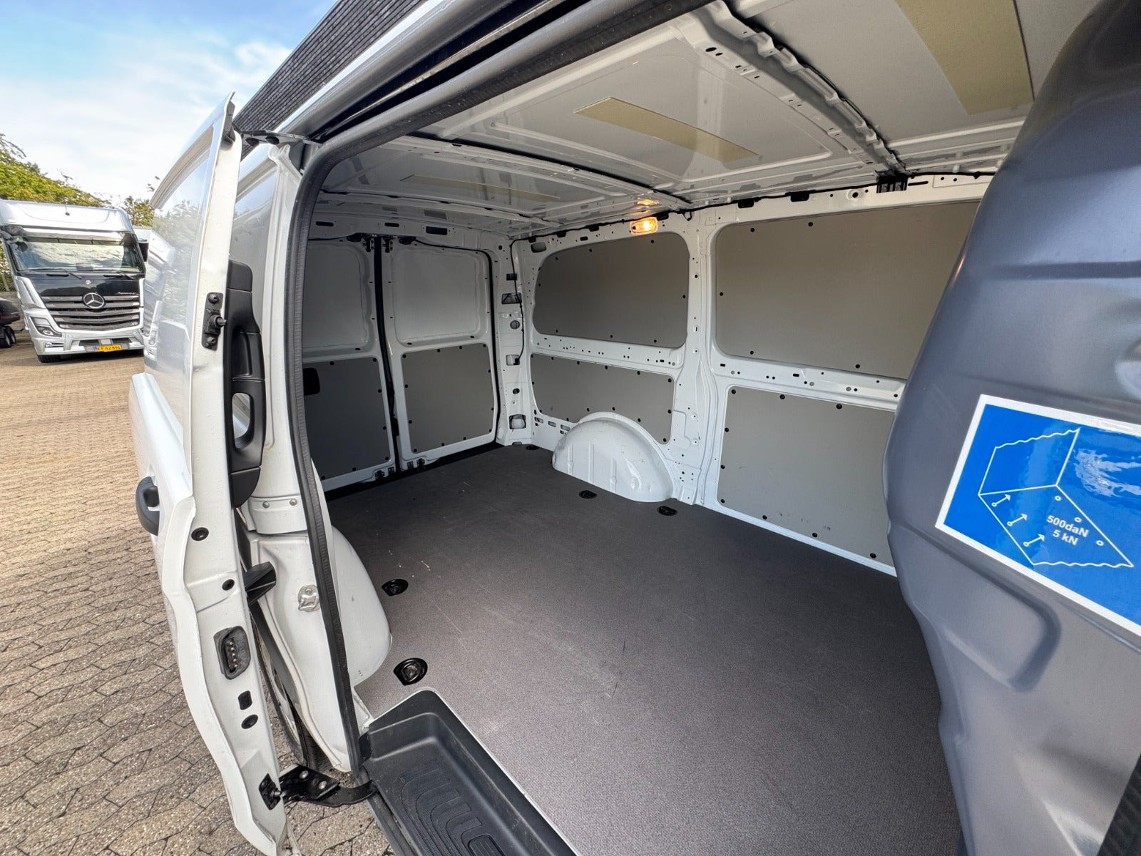 Hvid Mercedes Vito 114 fra 2021